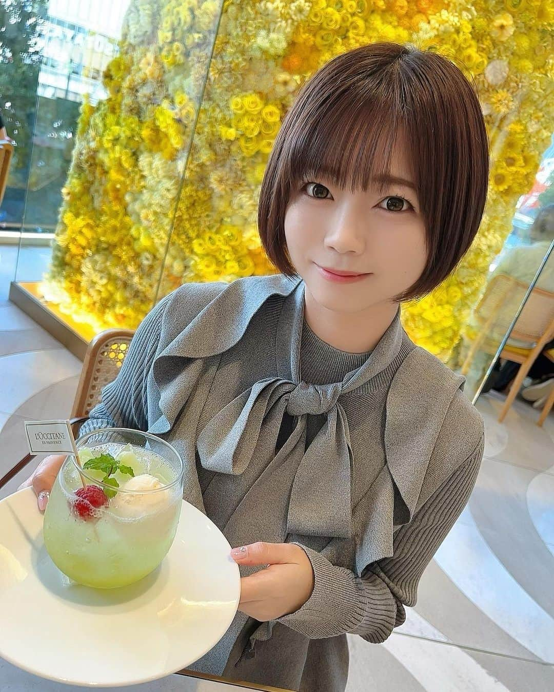 羽咲みはるのインスタグラム：「ロクシタンカフェ🌼 とても美味しかった🫶🏻 はっつとまったく同じメニュー頼んだ😂さすが気が合う😂  今日着てたワンピは #furfur  です💓 (よくお洋服の質問いただくのに答えれてなくてすみません😭)  #ロクシタンカフェ #カフェ」