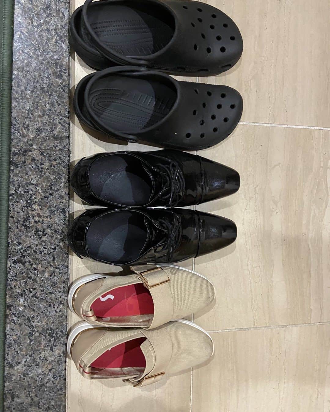 ジャガー横田のインスタグラム：「うちのドラ息子はタイフーンのようにやって来てタイフーンのように去って行きました。  家族三人の靴が揃うのは次はいつかなぁ…  お互い元気に頑張ろうね💪」