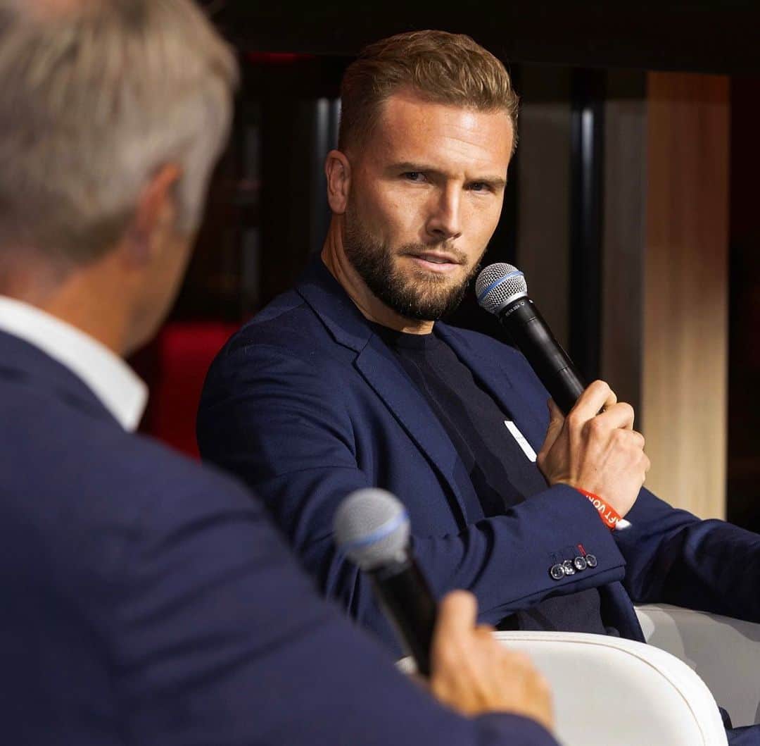アンドレ・ホフマンのインスタグラム：「🎤🗯️ #businessforum @f95」
