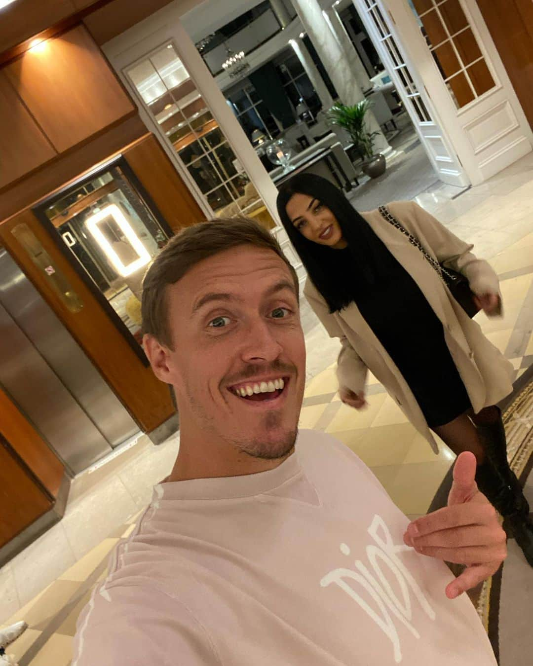 マックス・クルーゼのインスタグラム：「Happy wife - happy life 😂😂」