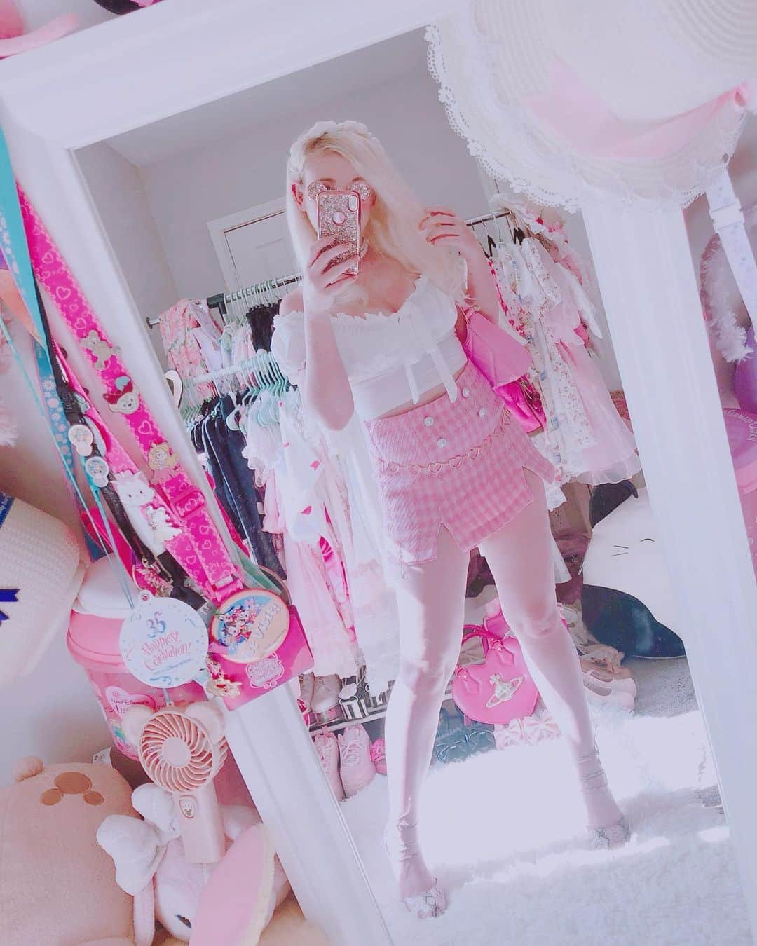 Elizabunnii エリザバニーのインスタグラム：「💖I love my wardrobe and the way that it sits far away on the other side of the ocean (sarcasm) but my cats regularly check on it to make sure it’s all good so that’s okay💖」