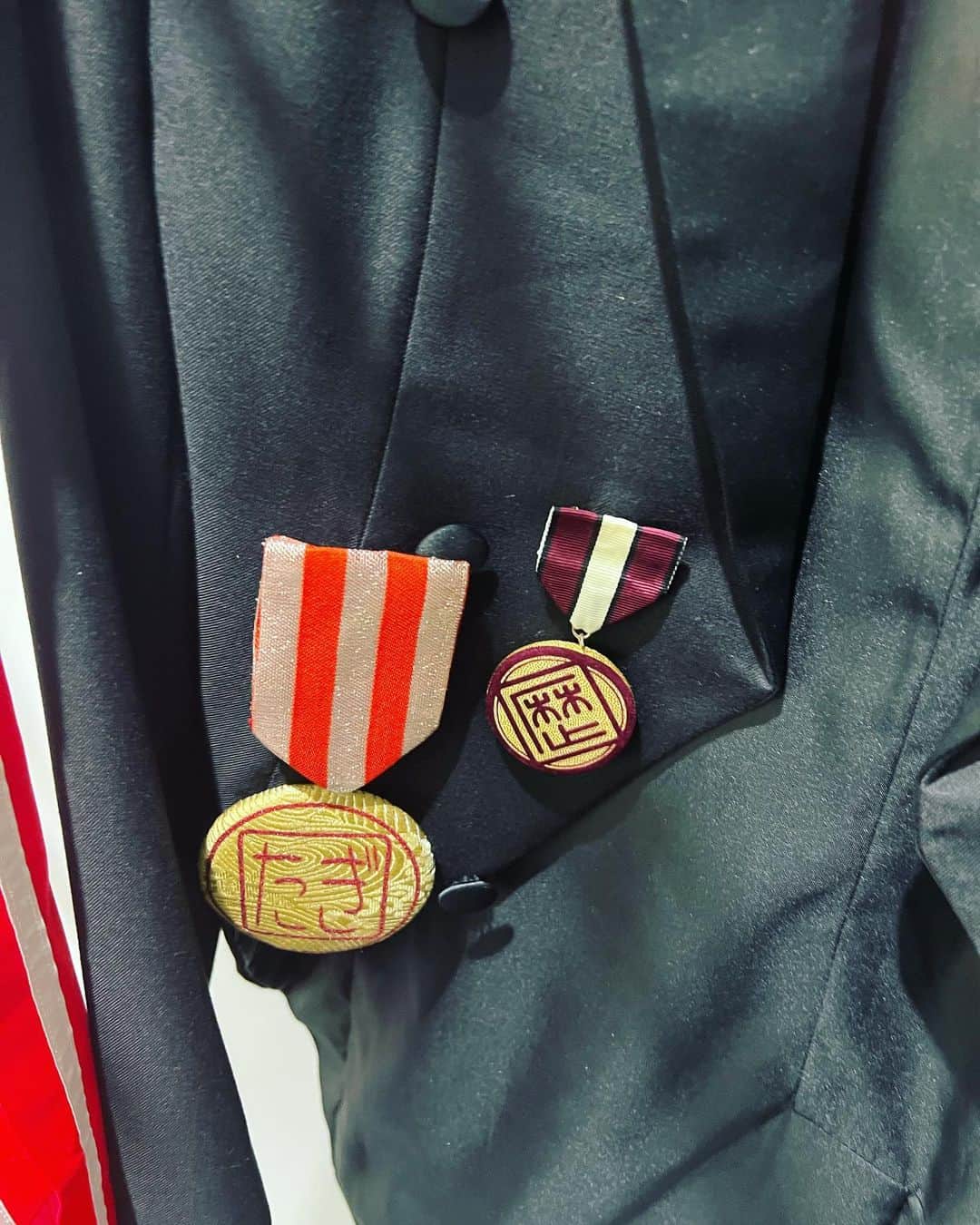 atagiさんのインスタグラム写真 - (atagiInstagram)「実は燕尾服の勲章はこうなっていたのでした… 細部まで作り込まれた衣装でした、素敵。  #レキシ」9月26日 1時16分 - atagi__acc