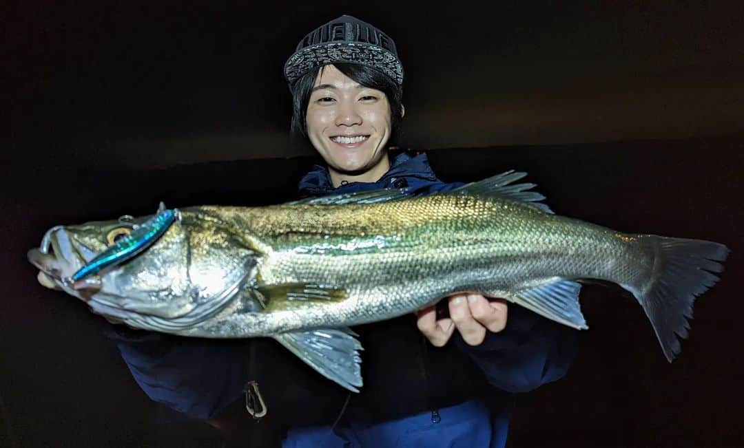 外山将平のインスタグラム：「秋の始まりでしょうか。 沖から来たきれいな魚体のシーバスでした🐟　　　　　　　　　　　　　　　　　　　　　 　　　　　　　　　　　　　　　　　　　　　　 ゼッパー80Sのシングルフックチューン　　　　　　　 　　　　　 ・フッキングしたときに、しっかりと根元まで入りやすいのでバラしの軽減。　　　　　　　　　 ・1つの針先にパワーが集中するので、フッキングの際に少ない力で貫通させることができます。　　 　　　　　　　　　　　　　　 ・根掛かりが少なくなる　　　　　　　　　　　　 ・フックを外しやすい　　　　　　　　　　　　　　　 　　　　　　　　　　　　　　　　　　　　　　　　　　　　　　　　　 などのメリットがございます🙇‍♂　　　　　　　　　　 色々試すのも面白いです。　　　　　　　　 　　　　　　　　　　　　　　　　　　　 　　　　　　　　　　　　　　　　　　　 #BlueBlue　 #アングラーズマイスター　　　　　　　　　　　　　　　　　 #ゼッパー80s　　　　　　　　　　　　　　　 #TOKYO　　　　　　　　　　　　　　　　　　 #秋　　　　　　　　 　　　　　　　　　　　　　　　　　　　 　　　　　　　　　　　　　　　　　　　　　　　　　 　　　　　　　　　　　　　　　　　　　　　  ◆釣りにかかわらず､出たゴミは持ち帰りましょう！ 一人一人の意識で自然は守れます。 釣り場､自然を大切に😊　　　　　　　　　　　　　　　　  ◆キャスト時は必ず後方確認をして ルアーや針が歩行者､同行者に当たらないようにしましょう。　　　　 　　　　　　　　　　　　　　　　　　　　　　　　　　　　　　 ◆釣り際はライフジャケット着用をお願い致します。　　　　　　　 命を守りましょう！　　　　　　　　　　　　 　　　　　　　　　　　　　　　　　　  ◆アングラーズ↓🎣 将平(syohei) https://anglers.jp/users/530231 こちらもチェックお願い致します😊　　　　　　　  ◆Twitter↓ https://mobile.twitter.com/syohei_1108 こちらもフォロー宜しくお願い致します！🙇‍♂　　　　　 　　　　　　　　　　　　　　　　　　　　　　　　　 ◆YouTube⇩(始めました！チャンネル登録お願いします😊) https://youtube.com/channel/UC07x3DbJCNv_gAFvAjaWQMQ 　　　　　　　　　　　　　　　　　　　　 　　　　　　　　　　　　　　　　　　　　　　　 　　　　　 　　　　　　　　　　　　　　　　　　　　 　　　　　　　　　　　　　　　　　　　　　　　　　　　　 #今日の外山 #俳優 #外山将平 #fashion #釣り好きな人と繋がりたい #釣りスタグラム #シーバス #東京湾奥 #釣りの成長記録 #釣りで人生を豊かに  #fishing #lurefishing #lure #bass #catchandrelease #fish #fishinglife #bigfish #lunker #angling #instafish #saltlife #bassfishing #seabass #photography」