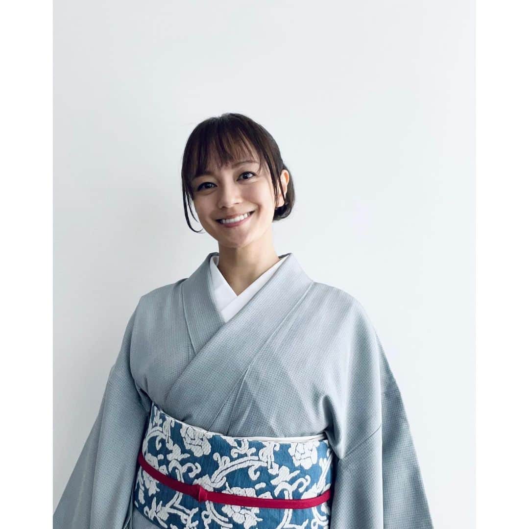 のインスタグラム：「月一回の業躰先生のお稽古　 今日は大円の真をさせていただきました 今年の始めに 炉で大円の真をさせていただくことになり 自分の先生にも見ていただき また自分なりに稽古して臨みましたが あまりにも出来なくて 「茶道、もうやめよう」と思ってしまった大円の真 今日は風炉 緊張しましたが間違いもしましたが 落ち着いてできたと思います 皆様にも「落ち着いていて良かったわよ」と おっしゃってくださって😭 もう今は緊張の糸が解けて とても心地の良い放心状態です  秋の無地の単を持ってなくて (写真では分かりづらいですが今日は江戸小紋です 無地の単でしたら何色でもいいのでしょうけど 秋を感じる色味が欲しいなぁと ピンクでもくすんだピンクとか 玉子色にグレージュを足したような色とか、、、) 着る時になって 「あぁ持っていないんだった」と毎年思ってしまいます 来年のために悉皆に出す時に 呉服屋さんと相談してみようかなぁ😆👘」