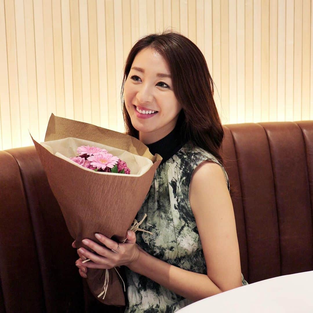杉下理世のインスタグラム：「愛を込めて花束を💐 To @ruri_ikeda 💗❤️  #花束 #flower #flowerbouquet #birthdaylunch #バースデーランチ」