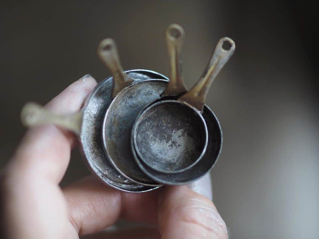 kiyomiさんのインスタグラム写真 - (kiyomiInstagram)「♡ ・ original handmade miniature frying pan🍳 size 1/6 ・ ・ アンティーク風 フライパンを作りました。 金属に見えると良いな🙄  ◾︎画像4枚目は成形からの下地塗装。 　ここから筆で、金属っぽく仕上げて 　いきました。 　 ・  ・ 　  ・  ・  ・  #ミ二チュア#miniature  #クグロフ #Bundt#マドレーヌ#フランスアンティーク #Antique#パウンドケーキ#鍋 ##pot #fryingpan #instagramjapan #Madeleine#パウンド型#photographyoftheday#焼き型#小さいもの  #ミニチュアフード#cute #フライパン」9月25日 17時40分 - chiisanashiawase2015