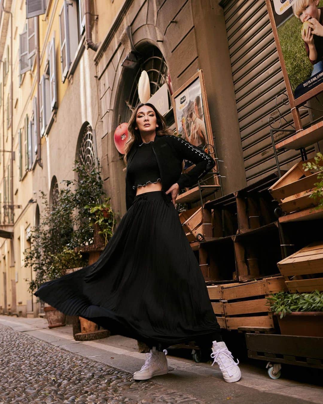 ルナ・マヤのインスタグラム：「Way too lit @onitsukatigerofficial 🐯💫  📸 @aldosinarta   #OnitsukaTiger #OnitsukaTigerIndonesia #MFW22」