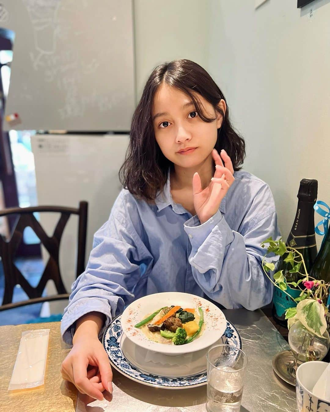 武田あやなさんのインスタグラム写真 - (武田あやなInstagram)「隠れ家カフェ🍝美味！ 天気いいと癒されるなあ🍝 iPhone13に変えたばかりなのに また新しいの出てて欲しーてなるけどもう変えるのやめよう  . . . . . . . . . #カフェ巡り #都内カフェ #都内グルメ  #パスタ #グルメ女子 #他撮り #丸顔  #シャツコーデ #彼女感 #大人カジュアル  #japanesegirl #todays #blueshirt #asianstyle」9月25日 18時16分 - ayanatakedaa