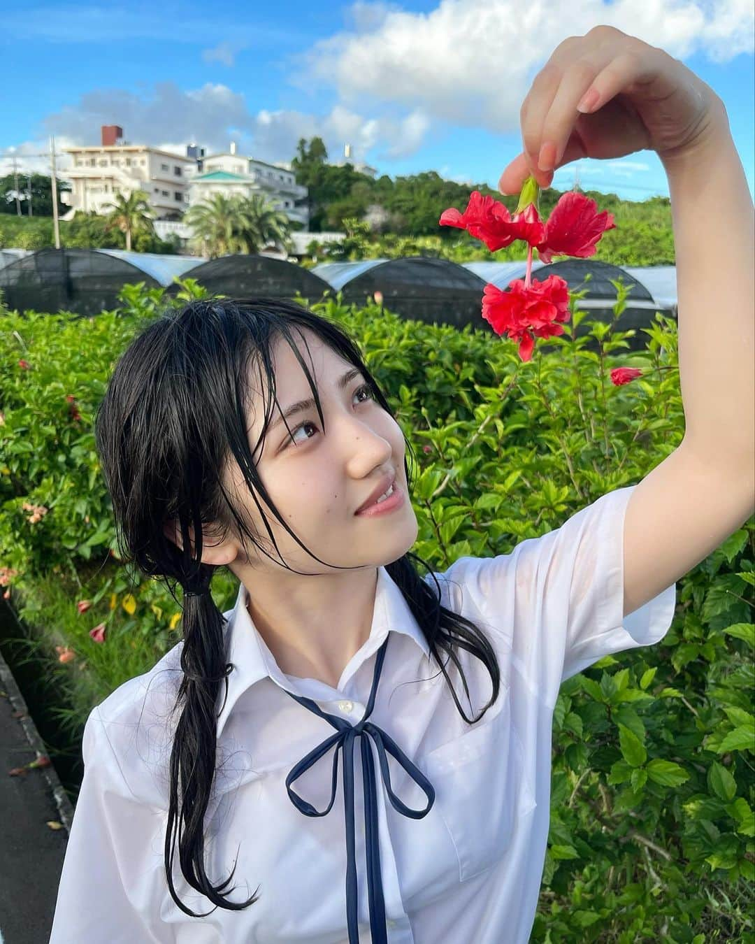 村山彩希のインスタグラム：「ゆうなぁもぎおんチャンネルにて 『【ゆう】村山彩希ソロ写真集の撮影風景をギュッとまとめてみた【メイキング】』が公開されました✨ 沖縄、東京どちらの撮影風景も入ってます🌺🗼  ゆいりーが色々な取材で話していた撮影の思い出や裏話と、照らし合わせて見てみてください❤️  https://youtu.be/Xg8BBvh7aeQ  #村山彩希1st写真集普通が好き  #ゆいりー  #村山彩希  #ふつりーが好き  #akb48  #ゆうなぁもぎおん」