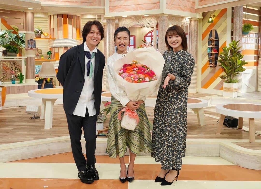 小島瑠璃子のインスタグラム：「🍊 丸山さんSNSに写真オッケー🙆🏻‍♀️ 頂きました！！わーい✨ 7年半、隣に座って下さったのが丸山さんで 本当に良かったです。 これからもサタプラを丸山さんの優しさで 包んでいってください🙏🏻 ありがとうございました☺️ 清水さん、これからのサタプラをよろしくね🥰 ずっと妹だと思ってるよ✨」