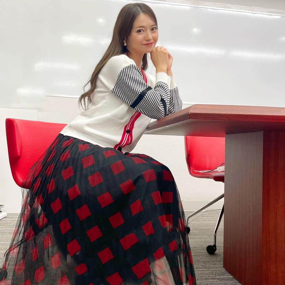 黒澤ゆりかのインスタグラム：「先日は配信ありがとうございました！！🙏 台風の様に荒れましたね🌀😂 シンプルに考えて予想してみる🏇と原点を思い出そうと痛感する日となりました！！😂  久しぶりに事務所に行ったら嬉しいお話しあったので気合い入れ直そうと思います💪  秋めいてきまして、これからの色合いが可愛いスカート @fuwari_flow   #🏇　#❤️」