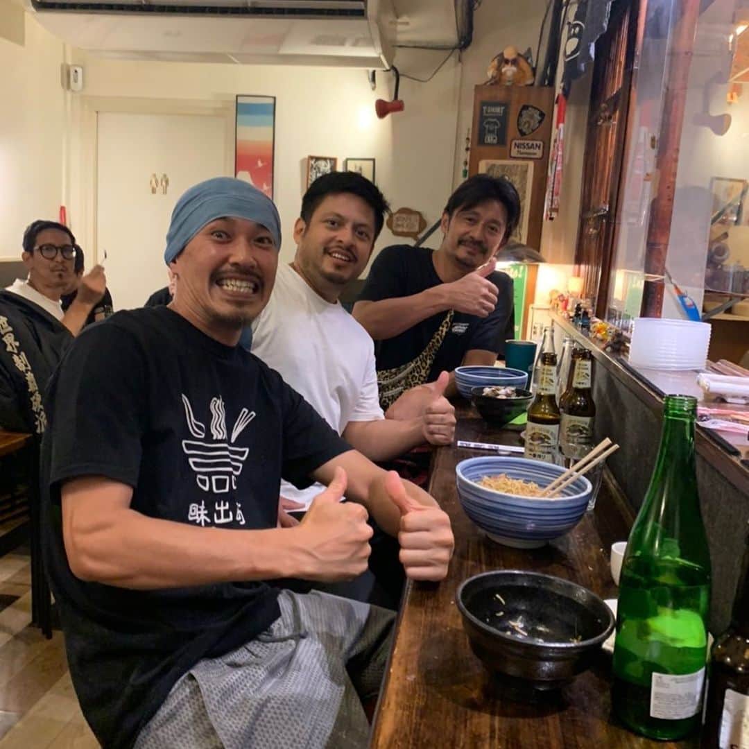 石塚啓次のインスタグラム：「インスタで10周年やし飲みに来てって書いてあったから営業後祝いに行ったらそれはお客様向けで食べに来たらショットサービスするでって事やった、、、、 スペイン語勉強します！(ウソ)  おめでとうございます！ サッカー仲間のラーメン屋ヒロさん バルセロナで1番人気の大行列のラーメン屋 @ramenyahiro  @j.futbol.es.jp   #石塚啓次 #YouTube #宵宵祇園  #yoiyoigion  #ブエナビスタデポルテ #buenavistadeporte #バルセロナ」
