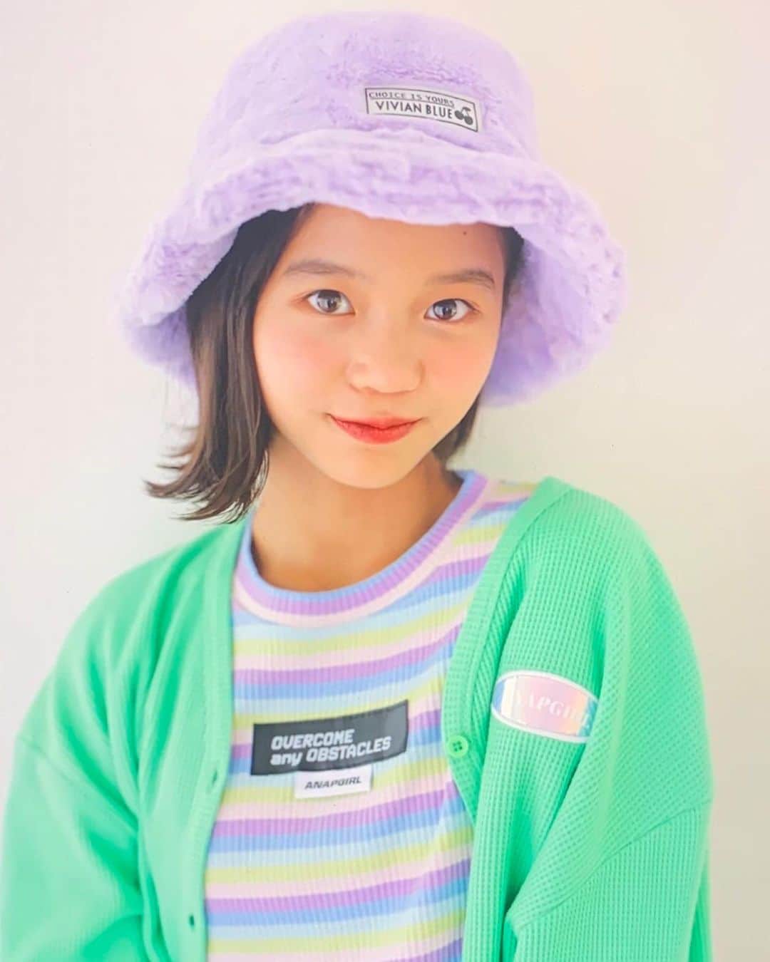 大島美優のインスタグラム：「ちゃお10月号「秋のトレンド　帽子×ヘアアレ」 アザーカットその3〜！  紫色のバケハをかぶりました！ 久しぶりのクール系でした😎💜  K-POPっぽいコーデも挑戦してみたいです🦄💕  #ちゃお #ちゃお10月号 #ちゃおガール #大島美優 #OshimaMiyu #MiyuOshima #帽子 #バケハ #K-POP 風」