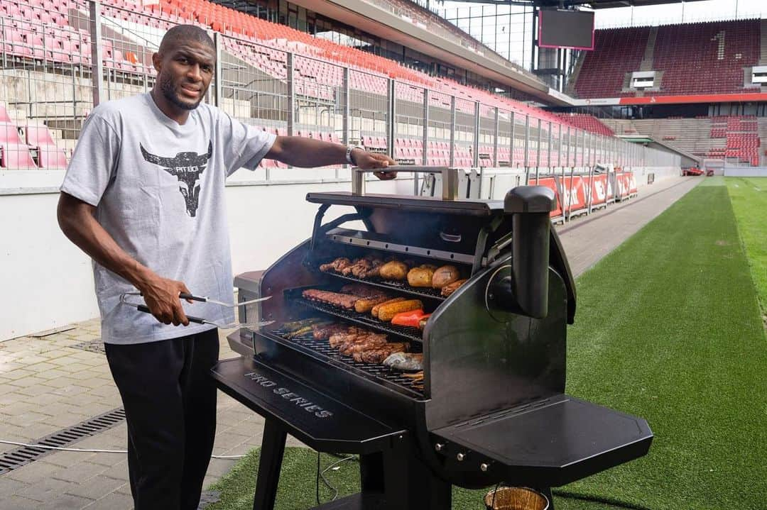 アントニー・モデストのインスタグラム：「Länderspielpause. Was macht ihr an eurem freien Sonntag? 🫑🌽🥩🍗  @pitbossgrillsde @pitbossgrills #pitboss #barbecue #grillen」