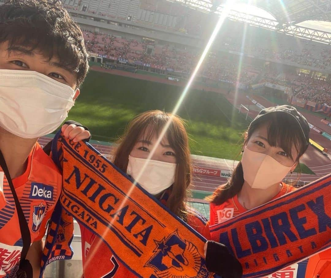 大角怜司さんのインスタグラム写真 - (大角怜司Instagram)「. アルビの女神お二人と🟠⚽️  ナイス勝利でした😊 4連勝！！強い！！かっこいい！！  そして声出し応援は迫力満点！！ スタジアムの一体感が最高でした🤝  J2優勝&J1昇格へ向けて ラスト4試合も頑張ってください🔥  熱戦の模様は、あしたの「スーパーJにいがた」で 詳しくお伝えします！！  #アルビレックス新潟 #albirex #アルビ #jリーグ #j2 #j1  #サッカー#soccer  #今季二度目の観戦 #アルビの女神#🗽 #アイシテルニイガタ #新潟#アナウンサー」9月25日 18時56分 - ux_ogaku.reiji