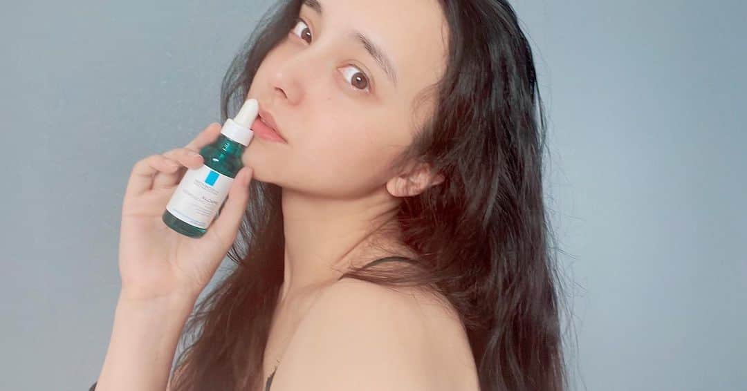のインスタグラム：「ニキビの原因や肌のごわつきは古い角質が原因。 マスクや紫外線で肌荒れすることがあったんだけど、 このエファクラ ピールケア セラムを2週間使ってみたら ニキビやごわつきが気にならなくなってきました🙏🏻  簡単に使えるし、保湿もできる、あと敏感肌*にも優しいピールケア だから簡単に日常のスキンケアにプラスできたこともうれしい☺️  乾燥しやすいこれからの冬に向けて保湿もできる角質ケア、みなさんもチェックしてね！🍁  *すべての人に肌トラブルがおきないわけではありません #肌トラブルに角質ケア #エファクラピールケアセラム #ラロッシュポゼ #pr」