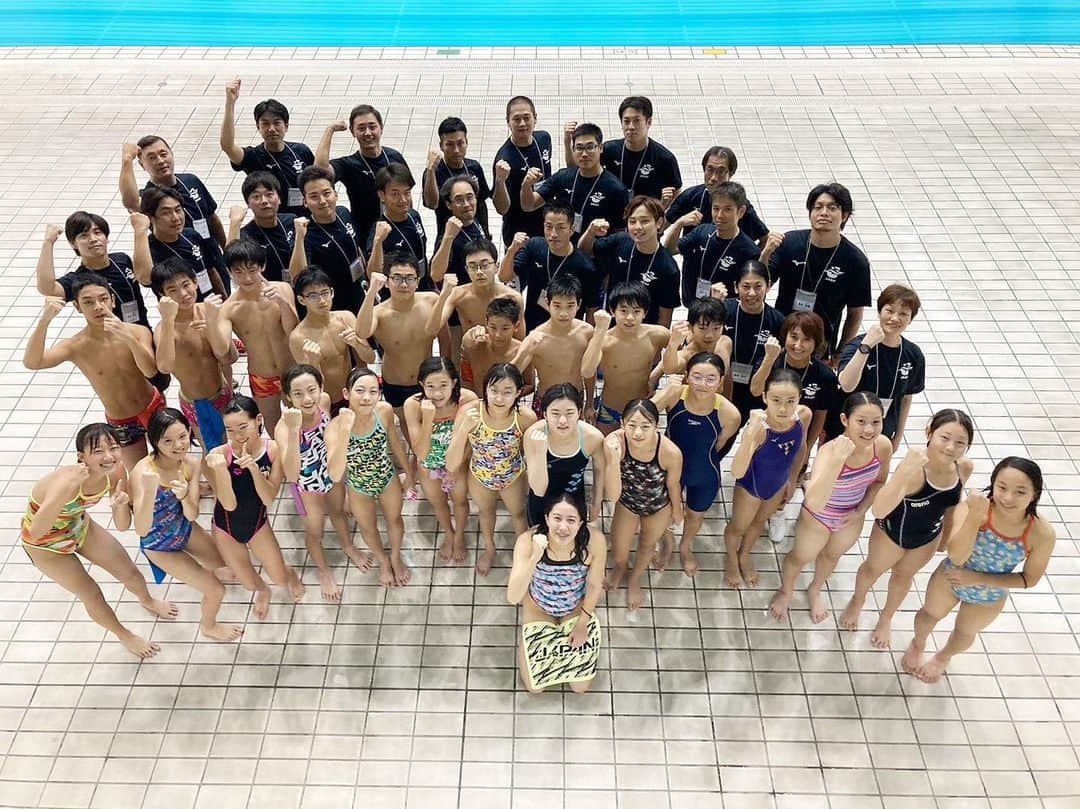 大橋悠依のインスタグラム：「. 秋季エリート小学生の合宿に ゲストとして参加しました！🏊‍♀️🏊🏼‍♂️  何にも考えてなかった小学生の頃の私とは違い 今後の目標や考え方がしっかりしていて レベルの高い選手ばかりでビックリでした。  コロナ禍の影響もありエリート小学生事業も 久しぶりの合宿開催だったということで、 (合宿というものに参加したのが初めてという子もいた) 共同生活というのも大きな経験になっただろうし、 なにかひとつでも今後に繋がってくれると嬉しいなと思います。  ただただ「速くなりたい！」という ピュアな気持ちが新鮮で、すごく懐かしく。 素晴らしい刺激をたくさんもらいました。  今後は日本選手権など大きな大会で 会えるのを楽しみにしたいと思います☺️✨  参加された選手、コーチ、スタッフの皆さん 4日間お疲れさまでした✨  #エリート小学生 #小学生マジ体力無限 #おしゃべりも無限 #質問攻め #ピュアで発想が面白すぎる #50x20hard #コーチに大橋選手に勝てと煽られる選手たち #逃げる大橋 #ヘロヘロです」