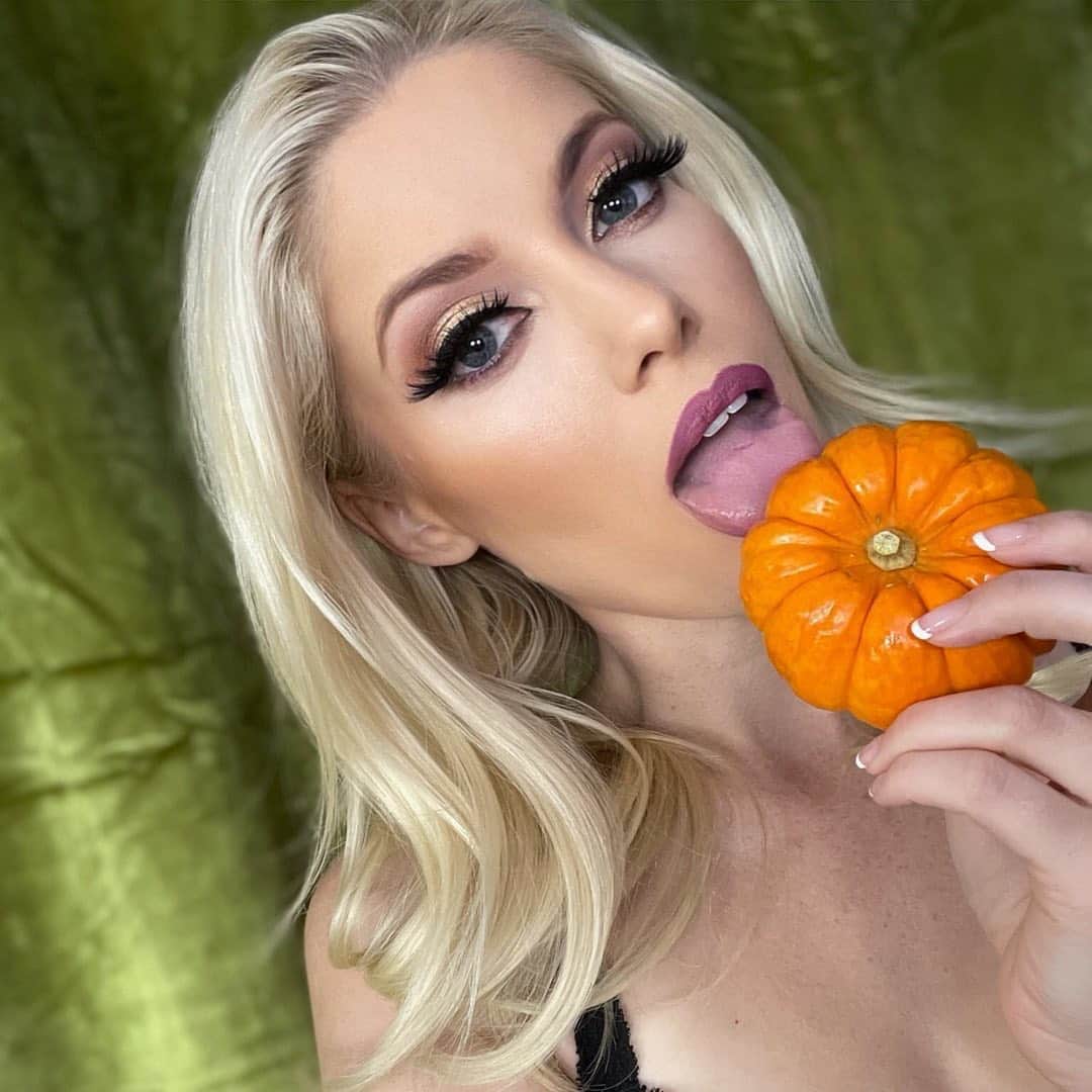 Charlotte Stokelyさんのインスタグラム写真 - (Charlotte StokelyInstagram)「Time to Fall for me 🍁 🧡」9月25日 19時24分 - charlottestokely