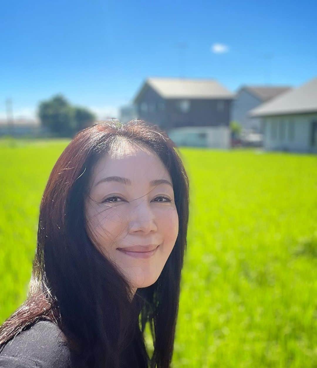 坂村かおるのインスタグラム：「・ 今日は暑かったですね💦 ・ 昔、あるメーカーのキャチフレーズを思い出す景色でした。 ・ 「青は空から緑は大地からもらった○○○…」 ・ 私も少しだけ貰えました☺️ ・ ・  いつも「いいね！」を頂きありがとうございます。 皆さんのコメントに元気を貰っています😊  #クィーンオブ美魔女 #team美魔女 #美ST #坂村かおる #トータルビューティーアドバイザー #美しく老いる #バランス #美容 #コスメ #ファッション #今日のコーデ #トータルバランス #お洒落な人と繋がりたい #コスメ好きな人と繋がりたい #美意識高い人と繋がりたい #美魔女 #美魔女が変わる #アップデートしてる人と繋がりたい #自分らしくアップデート #青は空から緑は大地から貰った #景色」