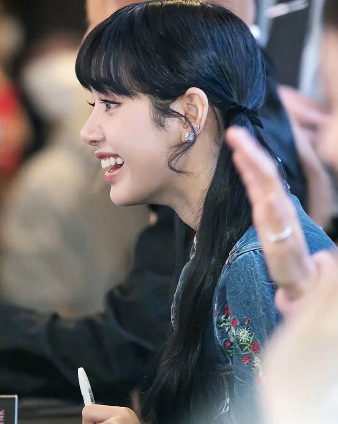 リサのインスタグラム：「LISA at BORNPINK FANSIGN EVENT (2)  ctto: . . . #LISA #LALISA #리사 #블랙핑크 #BLACKPINK #LALISAMANOBAN #LALISAMANOBAL #blackpinklisa #lisablackpink」