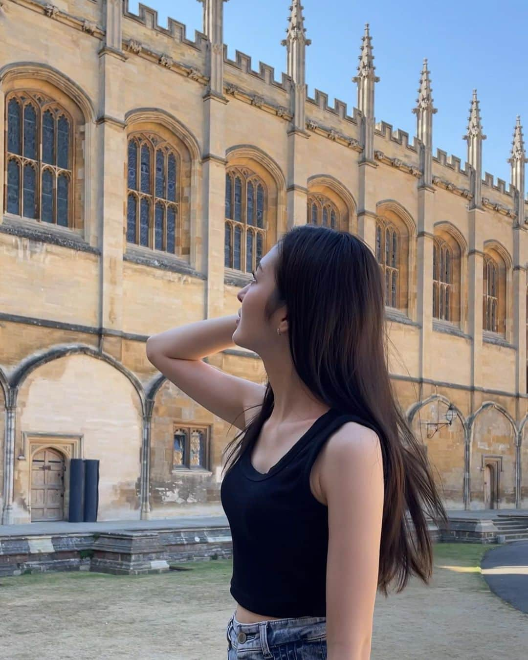 神谷明采さんのインスタグラム写真 - (神谷明采Instagram)「【UK🇬🇧・Oxford編】  One Young World に向けて英語力向上のため、先月八月はイギリスのオックスフォードという町で英語を勉強していました。  この写真はChrist Churchで、この場所はハリーポッターシリーズの食堂のロケ地となった場所です！  私は今まで海外経験が殆ど無く、英語がコンプレックスでした。更に、大学入学後から全く英語を勉強してこなかったことがここで響くとは。。。😑 リーディング・ライティング・リスニング力は受験期とは比べ物にならない程落ちていて、スピーキングは勿論論外。。。この一ヶ月で、どうにかサミットに参加し、スピーチが出来るくらいの英語力をつけなければならないと初日に確信。最初はコミュニケーションが思う様に取ることの出来ないももどかしさと慣れない海外での生活から、日本に早く帰りたい。。。なんて思っていましたが、徐々に慣れてきて、オックスフォードを離れる時には沢山友達を作ることができました。  短い間だったけれど本当にありがとう、みんなと過ごした時間は一生の宝物です。みんなが書いてくれたメッセージを読み返すと未だに泣きそうになります。。。 また絶対会おうね！ 日本にも是非遊びに来てね！  I miss u guys 😘🇫🇷🇵🇱🇩🇪🇮🇹🇪🇸🇹🇳🇹🇷🇰🇷🇹🇼🇹🇭🇯🇵  #oxford #christchurch #thegrandcafe」9月25日 19時43分 - asa_kamiya