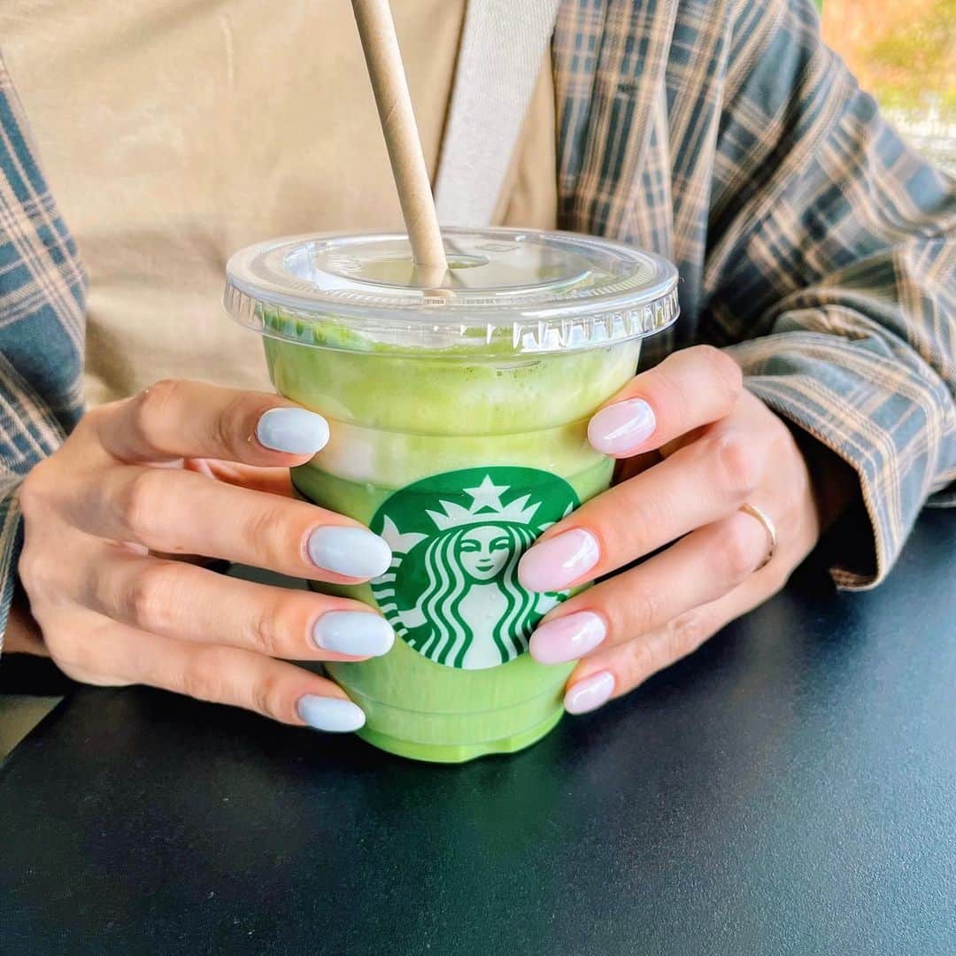 瀬口かなのインスタグラム：「水色とピンク💅 ⁡ スタバのダブル抹茶ティーラテ美味しいよね。 豆乳に変更してシロップ抜きにするのが好き！ ⁡ ⁡ #ダブル抹茶ティーラテ #ワンカラーネイル #ワンカラー #シンプルネイル #ジェルネイル #スタバカスタム #スタバ」