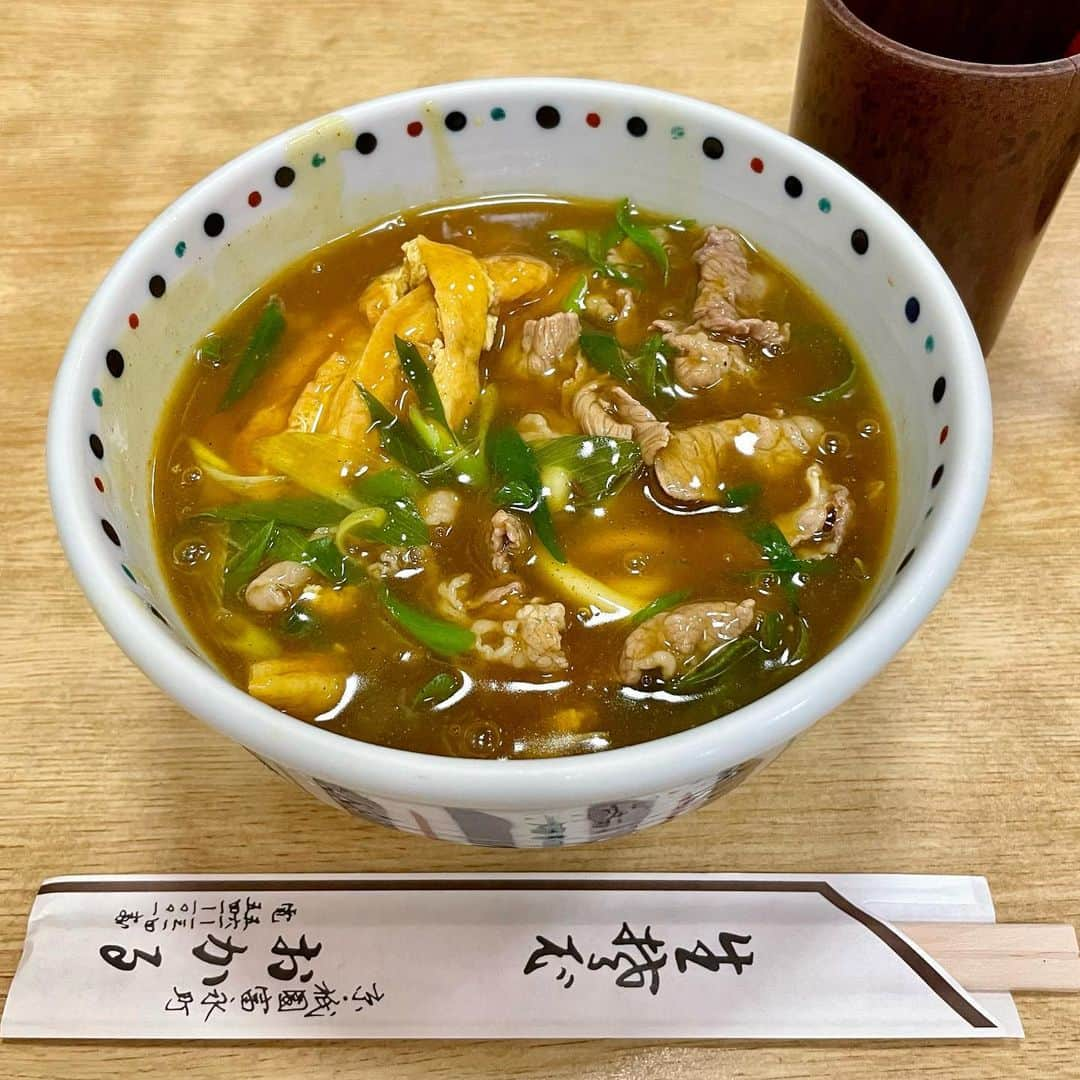 吉井明子さんのインスタグラム写真 - (吉井明子Instagram)「𓍯𓍯𓍯  祇園「おかる」さんのカレーうどん。 牛肉＆きつね（おあげさん）のダブルのせ。 香ばしいお茶も美味しいのです。  #祇園 #おかる #カレーうどん #京都 #kyoto #japan #京都旅 #travel #travelphotography #trip #明さんぽ #気象予報士 #気象キャスター #weatherforecaster #기상캐스터　#氣象主播 #吉井明子」9月25日 19時53分 - akiko_yoshii_sunny_rain