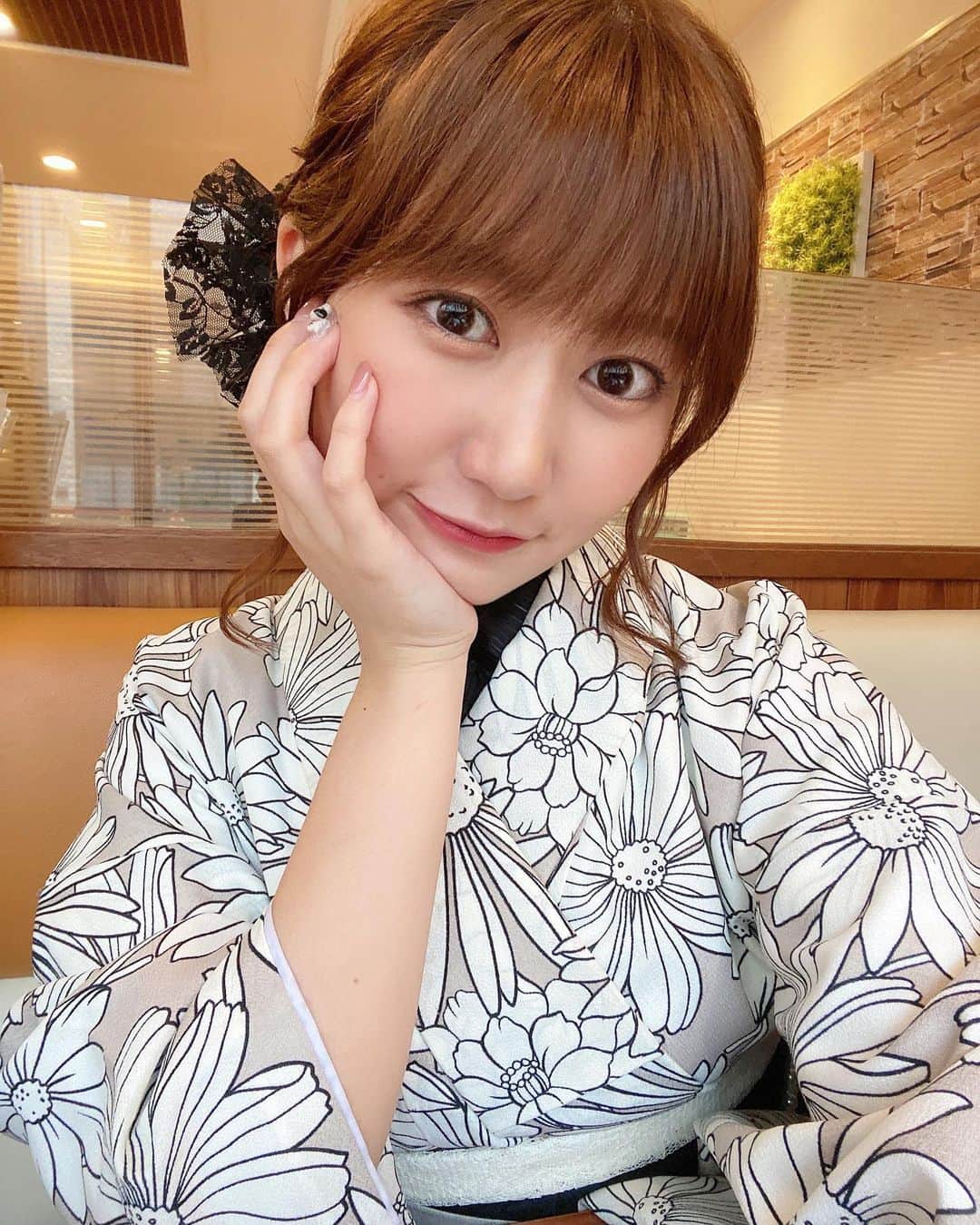 篠原栞那のインスタグラム：「‪‪❤︎‬  『篠原栞那の生誕祭 ～ついにアラサー突入したよ～』ご来場ありがとうございました！💓  昨日ほんと台風でどうしよー！ってめちゃくちゃ心配してたけど、思ったより雨が降ってない時間も多くて安心しました🤣🤣  初撮影会は着物で行いました😌 全身は来てくれた人だけの特権にしようと思う。笑 (時間なくて撮れなかっただけ笑)  そして撮影会で喋りまくったあとのパーティーで飲んだビールはめちゃくちゃ美味しく感じました。笑  1日めちゃくちゃ楽しかったなぁ☺️✨ 幸せをありがとう～！！ いい25歳のスタートになった！」