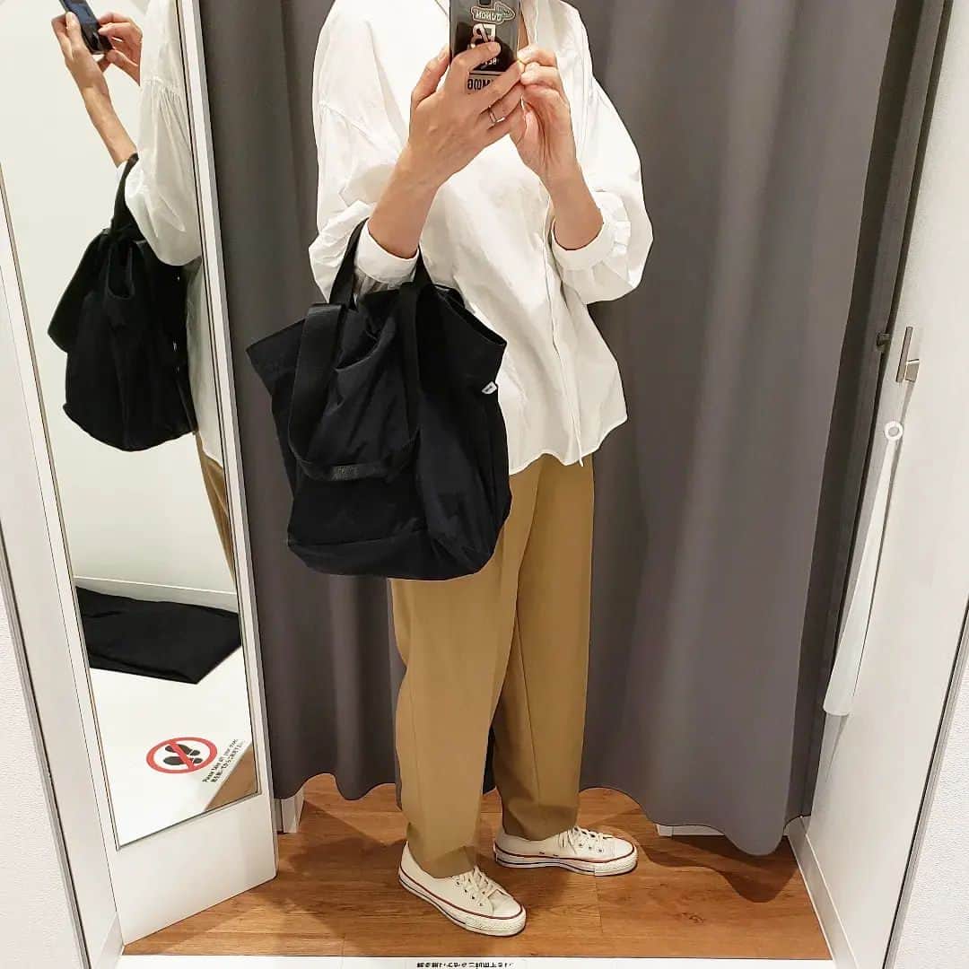 eriのインスタグラム：「*⁡ ⁡ユニクロに色々試着しに行った時のコーデ⁡ ⁡ベージュのパンツの形が自分的にツボで、こういう形の黒も欲しい今日この頃..⁡ ⁡*⁡ ⁡シャツ:#liyoca⁡ ⁡パンツ:#beautyandyouth ⁡ シューズ:#converse ⁡ ⁡バッグ:#urbanresearch ⁡ ⁡*⁡ ⁡#coordinate#fashion#casual#simple#白シャツ#白シャツコーデ#ビューティアンドユース#テーパードパンツ#コンバース#コンバース女子#秋コーデ#カジュアルコーデ#シンプルコーデ#大人カジュアル#着回しコーデ#高身長女子」