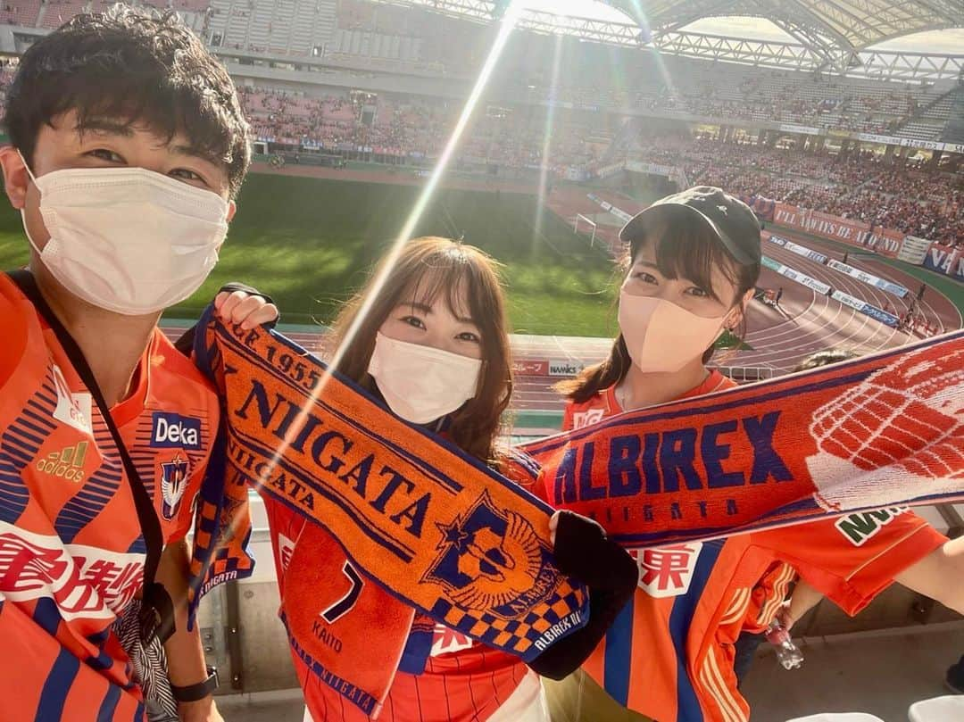 大西遥香のインスタグラム：「. 今日はこのメンバーで観戦🦢🧡  4連勝🙌🙌  スタジアムと選手たちの一体感、今日も最高でした☺️  #大角怜司 #アナウンサー #田中里穂 #気象予報士 #アルビ #アルビレックス新潟 #albirex #ビッグスワン #新潟 #サッカー #niigata」