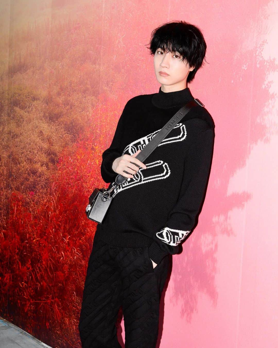のインスタグラム：「FENDI  クリエイティビティとアートの支援を行ってきたフェンディの新たなプロジェクト『TSUNAGU - 表参道 ストリート アート プロジェクト -』が、オリエンタルバザー跡地で開催中✨ 街の景観向上を目的とし、3 人のアーティストが『希望』をテーマにリレー形式でアートを掲出です！ 現在はNY在住の写真家 今坂庸二朗 さんの作品が公開中🌟  よく知っている表参道の街中に突如現れるアート😌 景色がパッと変わり、いつもと違う空間が不思議だけど、とても魅力的でした✨  僕はこのアートを見ている時に久しく会ってない大事な仲間と偶然会いました！ 今はまだ話せないのだけど、ただの偶然ではなく、かなり奇跡的な遭遇でした、、 もちろんこれはただの"偶然"かもしれないけど、僕はこれも『アート』が引き寄せたものだと信じたいし、僕の中では『希望』を感じられた、とても良い時間になりました✨  #fendi #FendiTsunaguOmotesando @fendi」