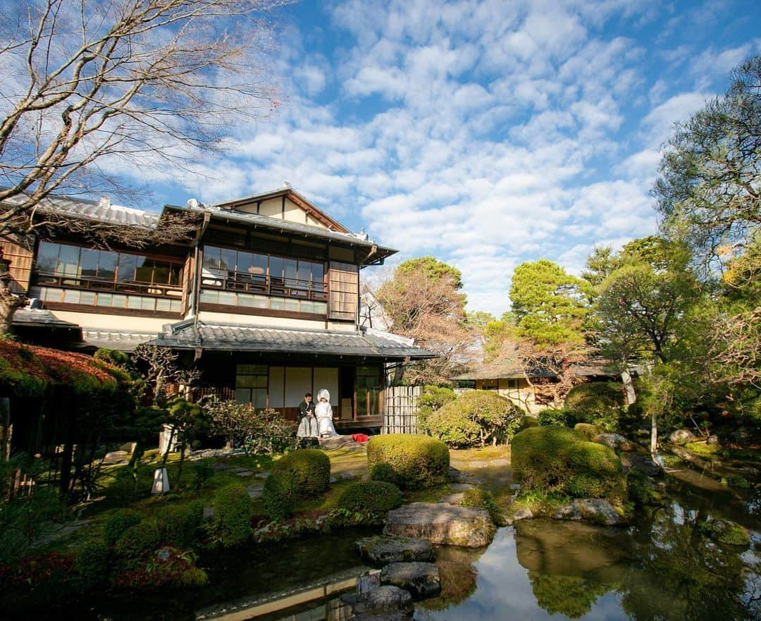 桜鶴苑のインスタグラム：「昨年12月の日本庭園  12月のフォトプランもご案内できる日程は僅かとなりました。 是非お早めにご検討くださいませ。  11月は満席となっております。  #桜鶴苑 毎週ブライダルフェア開催中！ ブライダルフェアの予約は  https://www.kyoto-okakuen.com/wedding/ InstagramのTOPからcheck✔︎ >>>@okakuen #目黒雅叙園 グループ 東京で打合せも対応します  観光名所『南禅寺』『平安神宮』の近く！ 日本庭園は #七代目小川治兵衛 作庭 地下鉄東西線蹴上駅 徒歩7分  #結婚式 #挙式 #披露宴 #神前式 #人前式 #神社式 #和婚 #和装 #白無垢 #色打掛 #京都 #kyoto #京都結婚式 #京都婚 #京都前撮り #前撮り #フォトウェディング #大人婚 #少人数婚 #家族婚 #京都プレ花嫁 #京都花嫁 #桜花嫁 #京都ウェディング  #京都らしい結婚式 #顔合わせ #京都料亭」