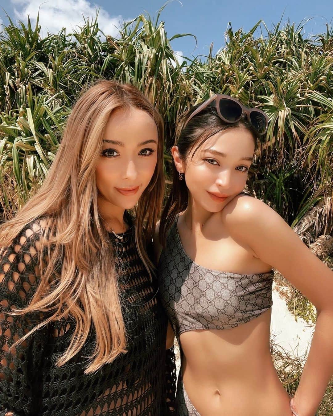 CARINA（日向カリーナ）のインスタグラム：「我らが愛するSANAおねーちゃん❤️‍🔥✨ @_genking_  一緒に過ごす時間はいつも楽しすぎてバイバイするのがさみちい🥲🥲🥲 愛あり悪戯あり笑いありサプライズあり(色々な意味で笑)のHAPPYな宮古島トリップ🏝✨ 誕生日お祝いもプレゼントも感謝です🫶🏼🌷 また次会えるの楽しみ🥰」