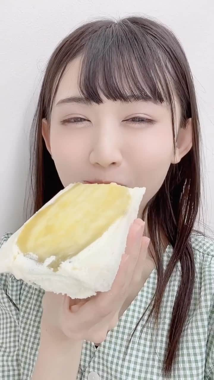 長谷川里桃のインスタグラム：「⁡ 戦い終わりでボサボサですが とんでもなくビッグな焼き芋サンドで癒されました☺️🍠 ⁡ ⁡ 裏面を見たら、炭水化物量が100g以上あって 目が飛び出たけど、 たまにはいいですよね🤍⸒⸒へへ ⁡ ⁡ ⁡ ⁡ #りもぐもぐ  #フルーツサンド  #焼き芋  #秋の味覚  #食欲の秋  #ご褒美スイーツ  #スイーツ好き  #おやつ  ⁡」