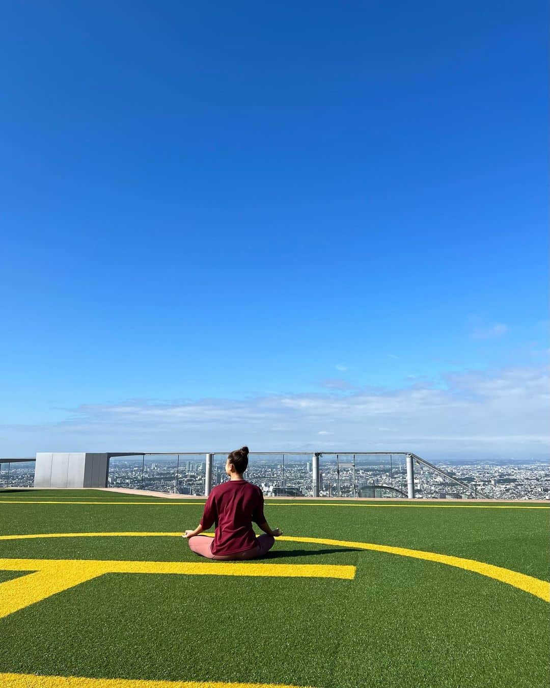 奥家沙枝子さんのインスタグラム写真 - (奥家沙枝子Instagram)「#朝活 地上230m渋谷スクランブルスクエア最上階のSHIBUYA SKYで一般オープン前に朝ヨガしました🌞  ヨガで体を整え メディテーションで心を整える  視界を遮るモノがなく、空を近くに感じながらの太陽礼拝。家でひとりで行うのとは全く違って、大きな空に向かって心が開いていくような感覚を味わえました🌏  もともとヨガも瞑想も好きで、日々何気なく行うルーティンだけど、場所が違うだけでこんなにも違う感覚をえられるなんて💫  #yoga #yogainspiration #yogi #zen #meditation #outdoor #sky #tokyo #shibuya #shibuyasky #sunday #shibuyacrossing #ヨガ #渋谷 #朝」9月25日 20時51分 - saekookuya