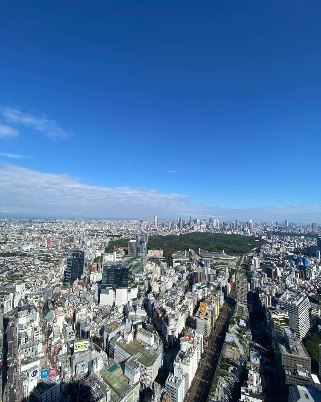 奥家沙枝子さんのインスタグラム写真 - (奥家沙枝子Instagram)「#朝活 地上230m渋谷スクランブルスクエア最上階のSHIBUYA SKYで一般オープン前に朝ヨガしました🌞  ヨガで体を整え メディテーションで心を整える  視界を遮るモノがなく、空を近くに感じながらの太陽礼拝。家でひとりで行うのとは全く違って、大きな空に向かって心が開いていくような感覚を味わえました🌏  もともとヨガも瞑想も好きで、日々何気なく行うルーティンだけど、場所が違うだけでこんなにも違う感覚をえられるなんて💫  #yoga #yogainspiration #yogi #zen #meditation #outdoor #sky #tokyo #shibuya #shibuyasky #sunday #shibuyacrossing #ヨガ #渋谷 #朝」9月25日 20時51分 - saekookuya
