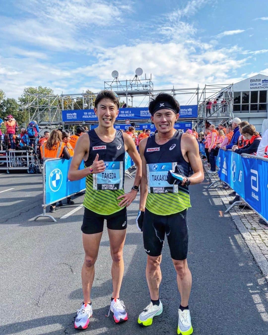 高久龍のインスタグラム：「ベルリンマラソンに出場してきました。 先月の北海道マラソンから足の怪我は変わらず、練習も400km程度しか踏めずにいたので勝負しに行くというよりは、経験を積む意味合いでレースに臨みました！結果は奮いませんでしたが、同チームの武田がMGCを獲得する走りをしてくれたのでホッとしてます。 いつもサポートして頂いてる人達に恩返しの走りが出来る様にまた一から頑張ります。 とりあえず治るまで走らない‼︎ 応援ありがとうございました。  #berlinmarathon #yakult #garmin #tabio #runshot #heartz #nike #mgc #gamoa」