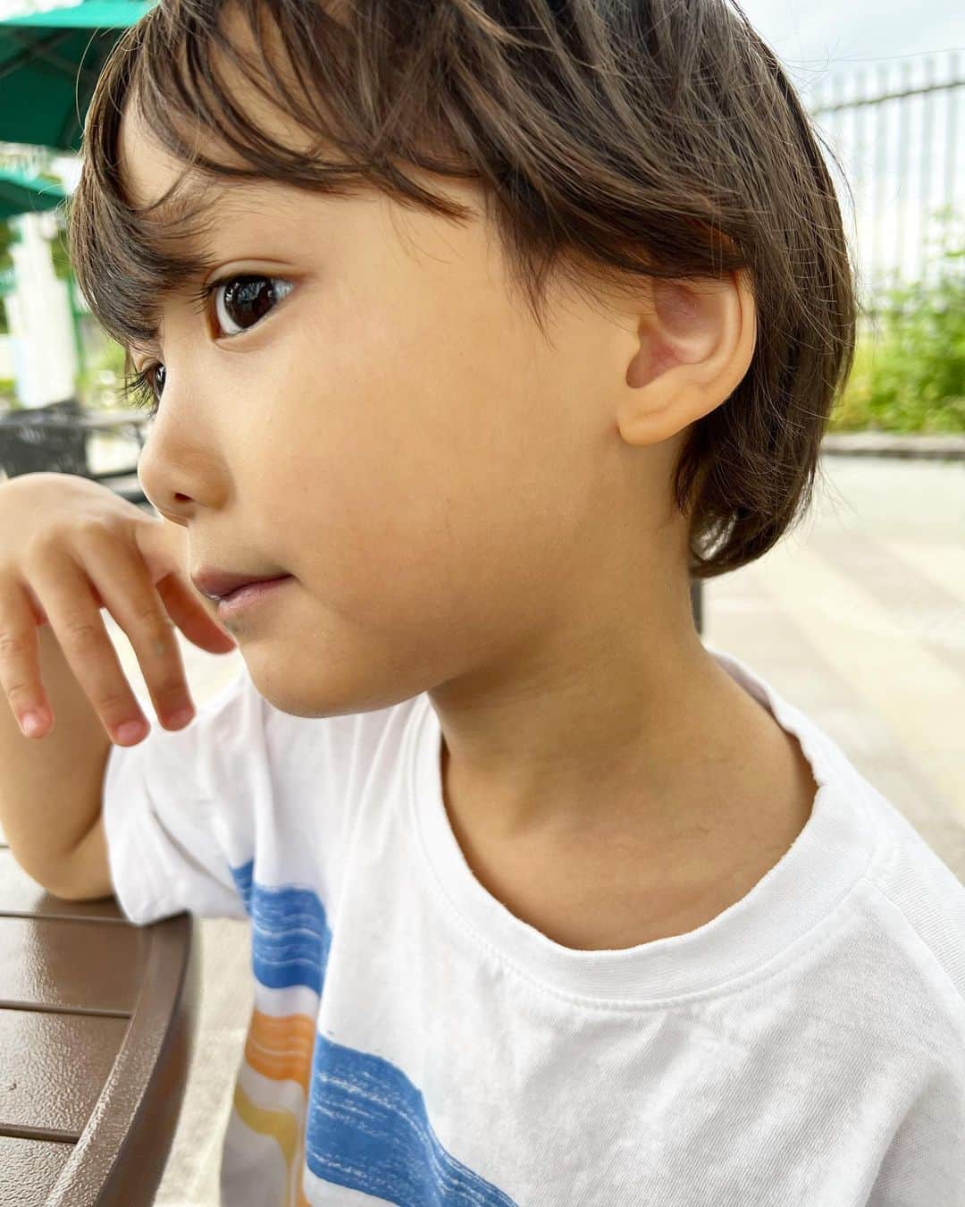 下田美咲のインスタグラム：「子どもたちの横顔と食べ顔が好き。  #5歳 #1歳半 #兄弟」