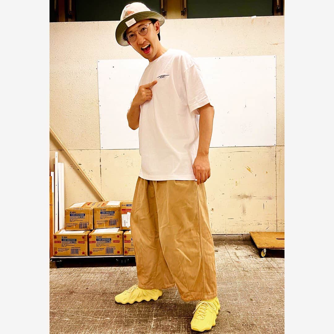 のインスタグラム：「サルゴリラ赤羽がコラボで作ったTシャツを貰いました✨ 生地の厚みと生地感が最高じゃないか🔥 しかもリスペスト溢れる例の胸元のロゴは刺繍なのがイイ…😊 そして着心地も◎⚡️ 何にでも合いそうだね✨  #unrealstore  #990 #こがけん」