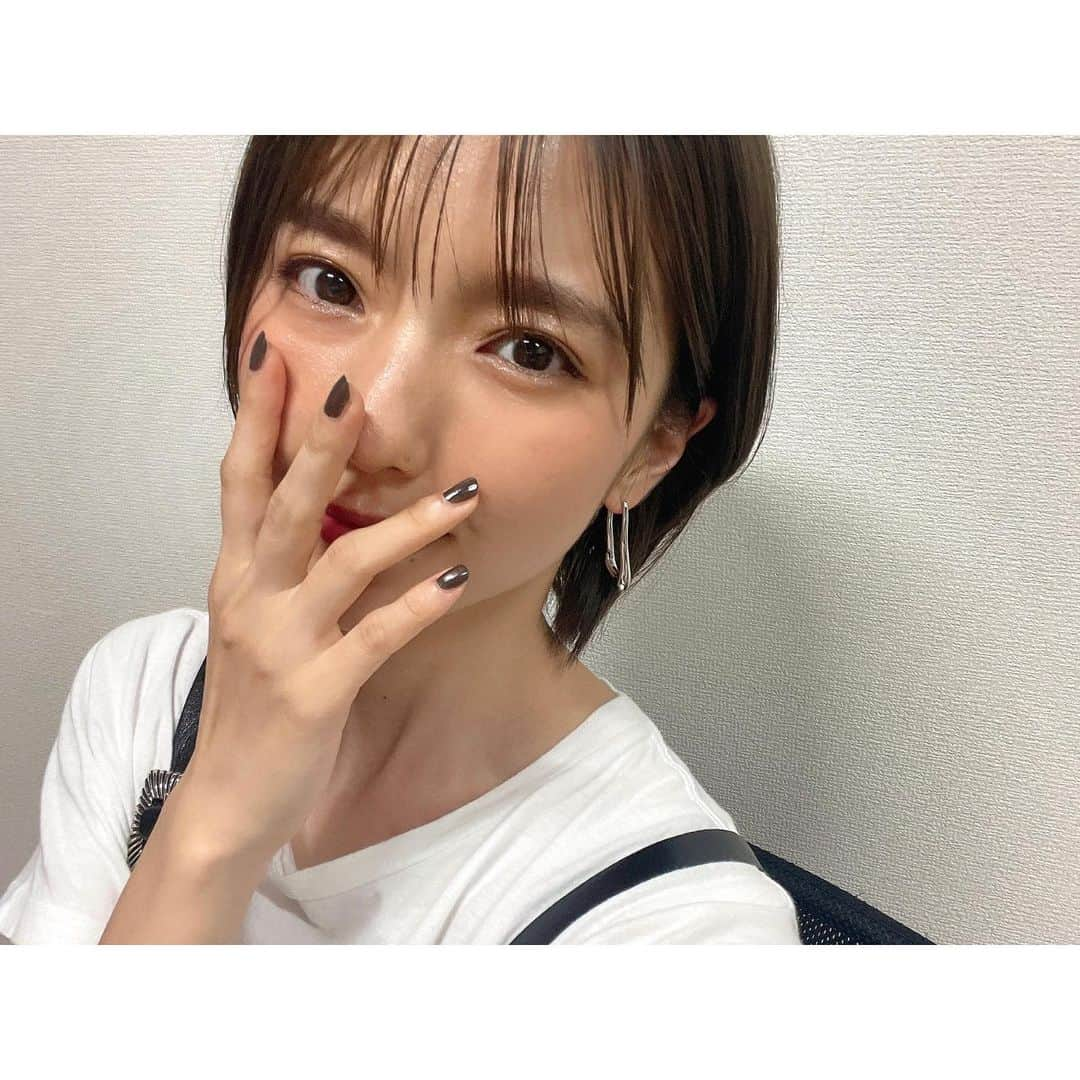 真野恵里菜のインスタグラム：「たまには今日のことを投稿！ 久しぶりの5時起きでCLASSY.の撮影でした📷 テーマに沿ってたくさんの衣装を着て みんなであれこれ言いながらのとっても楽しい撮影🌷 ネイルの色が可愛かったので 明日の大阪でのお仕事もこのまま🤎 . . 明日は関西テレビ 14:45〜15:45 「スローでイージーなルーティーンで」 スタジオ生出演します🫧 なので！3ヶ月ぶりに大阪行きます🤭 関西にお住まいで見れる方は是非見てください！！ . . そして、「大阪来たらこれだよ！」 っていう定番や知る人ぞ知るっていう オススメのお土産があったら教えてください🥳 #お疲れ様でした  #今日の出来事 #明日も頑張ろう」