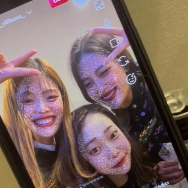 __96118のインスタグラム：「⁡ ⁡ 仲良くなったの中3からやけど 小学校の同級生が26歳の年まで仲良しでおれるの ほんまえもえもで素敵やん状態🌼 おばあちゃんなってもお馬鹿な話してガハガハ笑おうね🐒 ⁡ ⁡」