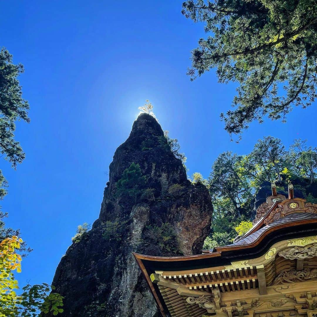 青木良文さんのインスタグラム写真 - (青木良文Instagram)「新しい週が始まる、明日の月曜日は天秤座の新月！ 今週で上期から下期へ。 朝6時55分がジャスト新月なので、心地よい朝から1日をスタートして、良い流れに〜   対でバランスを取る天秤のように、天秤座のテーマのひとつはパートナーシップだそう。  約2年半のコロナ禍を経て、ライフスタイルや価値観もそれまでとは大きく変わっていく中、パートナーシップについて実際に変わった人や、変化を感じている人も多いタイミングに。   さらに新しい時代に向けて、人間関係は対等であることがマストとも言われ、マウントを取ったり、忖度したりという上下の関係は、いままでよりも、なかなか発展しずらく、難しくなっていきそうです。  お互いにリスペクトを持つことが、対等な関係にも繋がっていくので、周りのみなさんにリスペクトを持って、良い関係を築いていきたいですね。  リスペクトを感じない関係は、もしかしたら、見直してみても良いかもしれません。   プライベートでも仕事でも、天秤座の新月で改めてパートナーシップについて向き合うことで、新しい発見もありそうです。   そして、パートナーシップといえば、まさにご縁。 人との繋がりはもちろん、仕事、住むところ、周りのモノまですべてご縁で繋がっているもの。  その良い縁結びに効くのが、香りだそう。 秋も本番！ 香りもアップデートして、ワクワクの嬉しいご縁をたくさん結んでいきましょう。  天秤座の象徴にはローズもあるそうなので、ローズの香りもいいですね！  Happy new moon day!!  #天秤座新月 #パートナーシップ #対等な関係 #リスペクトを持って #香りを新しくして新しくご縁を　#榛名神社の御光岩がすごかった」9月25日 22時29分 - aokiyoshifumi