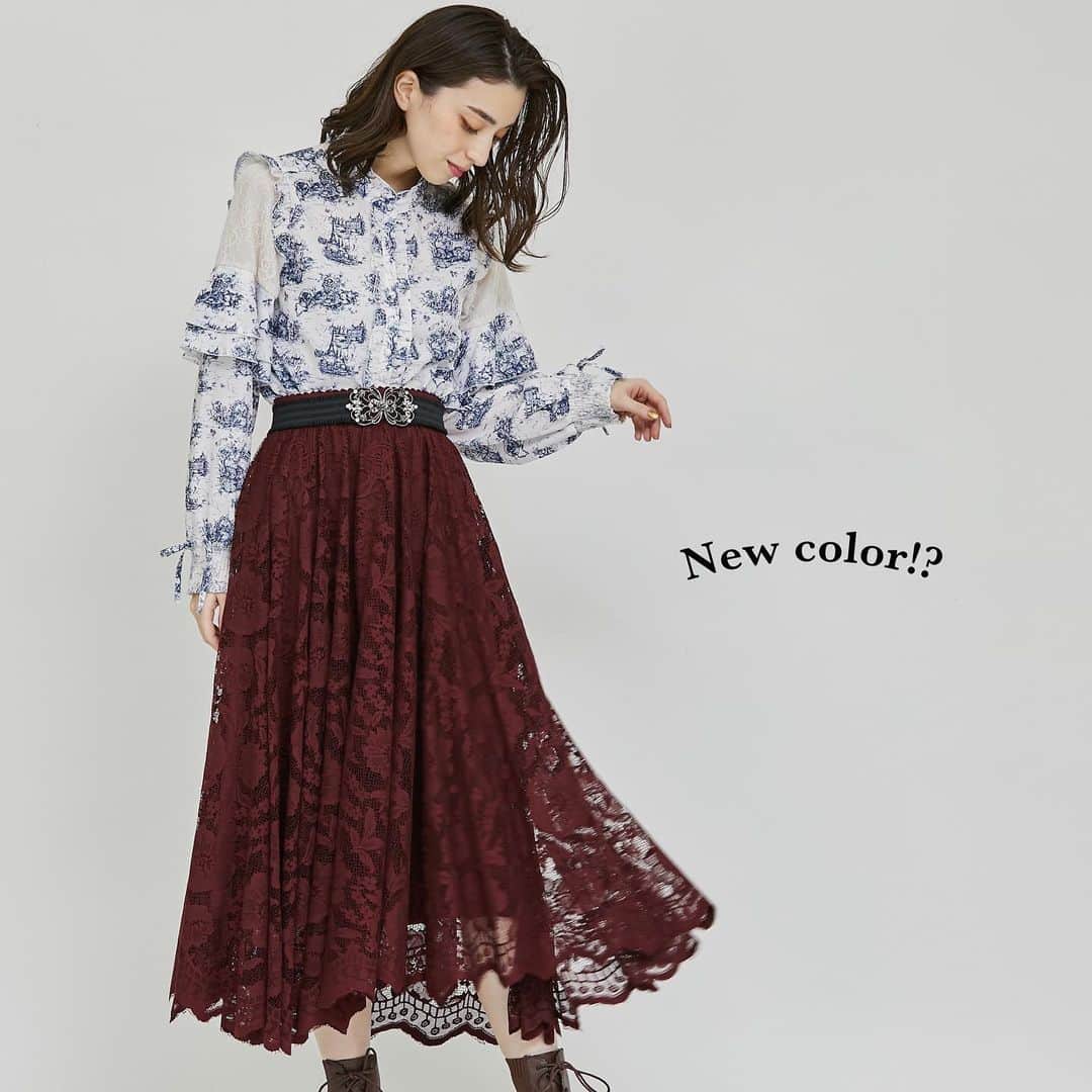 axes femmeのインスタグラム：「. . . 【New arrival】 . レースサーキュラースカート 販売価格 3,850円(税込) . . ＼大人気のスカートに新色が登場!!／ 華やかな総レース柄のロングスカートです。 裾の広がりが美しい、サーキュラーデザインがポイント◎ ウエストはゴム仕様でゆったりと着やすく、 すっきりとしたシルエット。 動くたびにレースが上品に揺れる、 フェミニンスタイルにぴったりなアイテムです✨ . . . #kawaii#アンティーク #ヴィンテージ  #axesfemme #撮影 #2022aw  #autumn  #winter #sweetlife #follwme #follwfollow #ootd #着回し#推しカラー#ニット#ニットコーデ#knit #お気に入り #ふたごコーデ #ワンピース#ワンピースコーデ #japanesegirl #ガーリーコーデ #かわいい女の子  #今日のコーデ #今日のコーデ更新 #fashion #colorful#axesfemmeでつながろう」