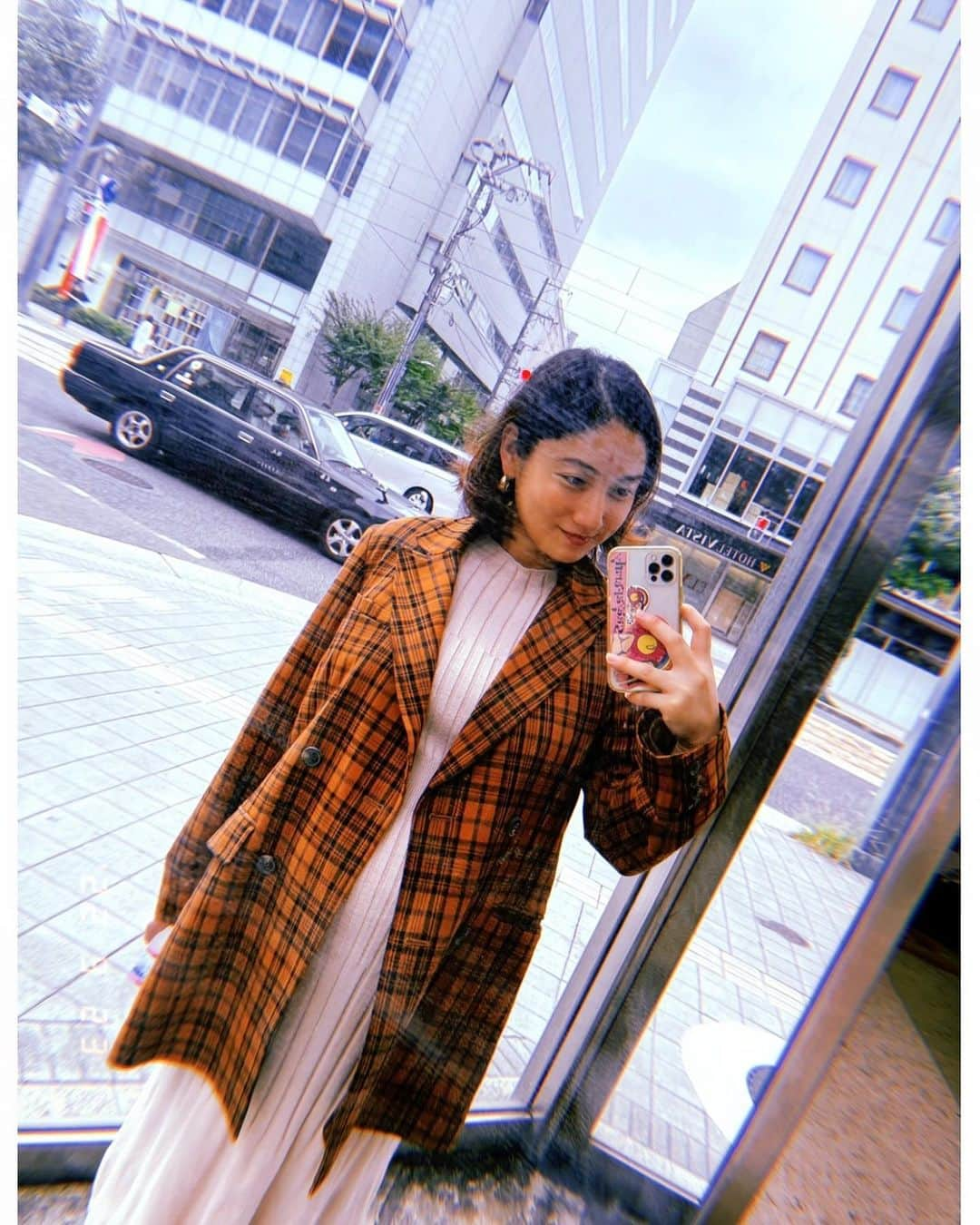 紗綾のインスタグラム：「もうすっかり秋ね🍂🍁 秋の風がとっても好き。 オシャレを楽しみたいけど まんまるお腹が収まる服をクローゼットから探すのに一苦労🌝 もうすぐ会える赤ちゃんに ワクワクしながら待ってるよ〜🧡 . #マタニティ #マタニティコーデ #マタニティファッション  #マタニティライフ #妊婦 #妊婦コーデ #妊婦生活 #maternity #maternityfashion #妊娠 #妊娠後期 #臨月 #マタニティー #マタニティーコーデ」