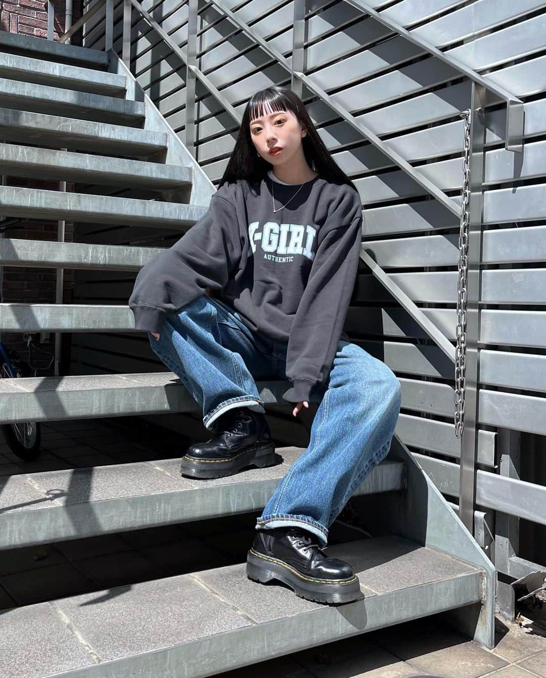 XGIRL_ootdのインスタグラム：「#xgirl_ootd @yuriiii2 162cm 　 X-girl PR STAFF 　 ------------------------------------ ▪️COLLEGE LOGO CREW SWEAT TOP ￥12,100(税込) ▪️WIDE TAPERED PANTS ￥13,200(税込) ------------------------------------ 　 #xgirl #xgirljp #xgirlus #エックスガール #ストリート系女子 #大人ストリート #スウェット #スウェットコーデ #カレッジロゴ #デニムコーデ #デニムパンツ #y2kstyle #y2kファッション」