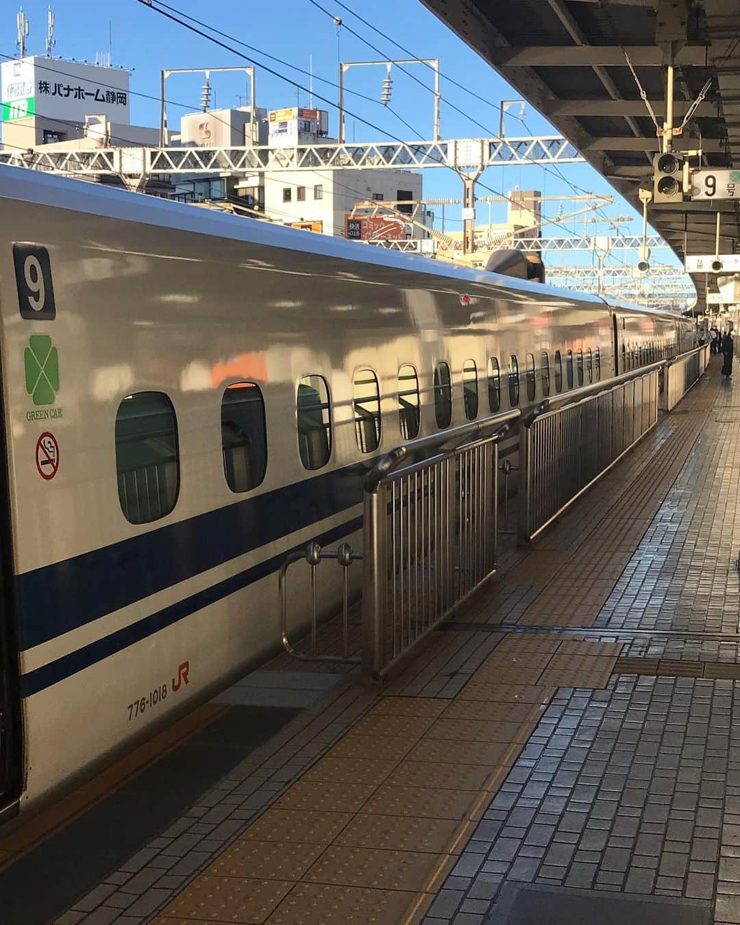 伊藤聡子さんのインスタグラム写真 - (伊藤聡子Instagram)「23日16時39分に新大阪を出て、浜松で線状降水帯に突入して一晩新幹線の中で過ごし、翌日13時10分に新横浜に着きました。 長い旅でした〜😮‍💨 #東海道線新幹線#台風15号#浜松駅にて洗車場に入ったかのような窓の雨#ホームに出てみた#あまからだんご #台風一過の浜松駅ホームで新幹線は雨で洗車されてピッカピカになってました#伊藤聡子#帰って爆睡しました〜」9月25日 23時39分 - satokoito73