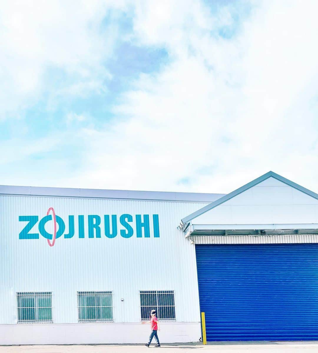 ব•͜͜͠. ಌ੩oʞǝʞɐのインスタグラム：「2022.9.25 sun  『ZOJIRUSHIとJOJIUSI 』  #sapporo #hokkaido_lovers #zojirushi #象印　#プロレスリングサッポロ　#minimalism #minimalist  #igersjp #ig_japan #iphoneonly #iphonegrapher #iPhone11 #秋空の下で  #mobilephotography #mobilephoto   通行中の子どもさんがジョージ牛さんを観て、めちゃくちゃ嬉しそうでした！  今年初の投稿がジョージさん🐮😂」