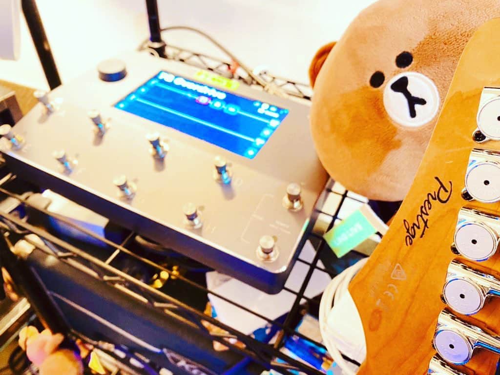 のインスタグラム：「散髪からの自宅レコーディング🙂 ここ数日で何曲とった分からないくらいRecしております！早くみんなの元に届きますように🙏🏼  馴染みながら歪むのはIbanezやAriaを 突き抜ける時はJazzmasterやSGを😊 カッティングはSLIPで👍」