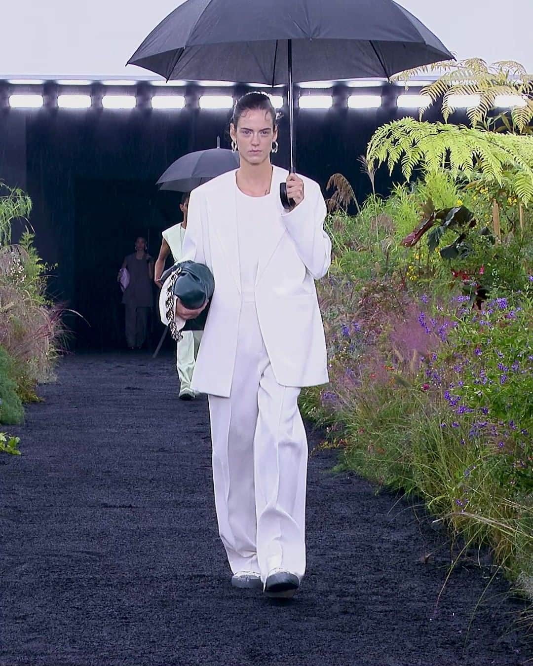 ジルサンダーのインスタグラム：「#JILSANDER Women’s and Men's Spring/Summer 2023 Watch the full show on jilsander.com #JilSanderbyLucieandLukeMeier」