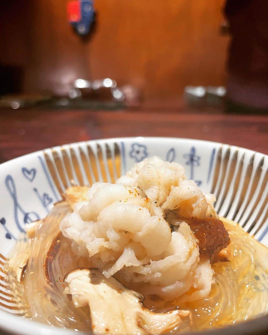 西代洋のインスタグラム：「美味いンスタグラム♪  世の中には天才の舌を持つ 漫画の様な料理人 ていてはるんやな♪  独学で料理を極め 固定概念がないから 驚きの組み合わせでめちゃ美味い料理をうみだしていく♪  えっ！そんなん入れるんですか！？ が えっ！こんな美味くなるですか！？ に 食べた瞬間かわります！  #美味いンスタグラム #大阪 #osaka  #グルメ #北新地 #世界一美味しい手羽先  #もちろん連れてってもろた」